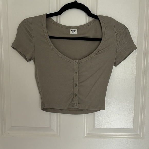 Aritzia Sunday Best Holly Top Olive Green - Picture 1 of 3